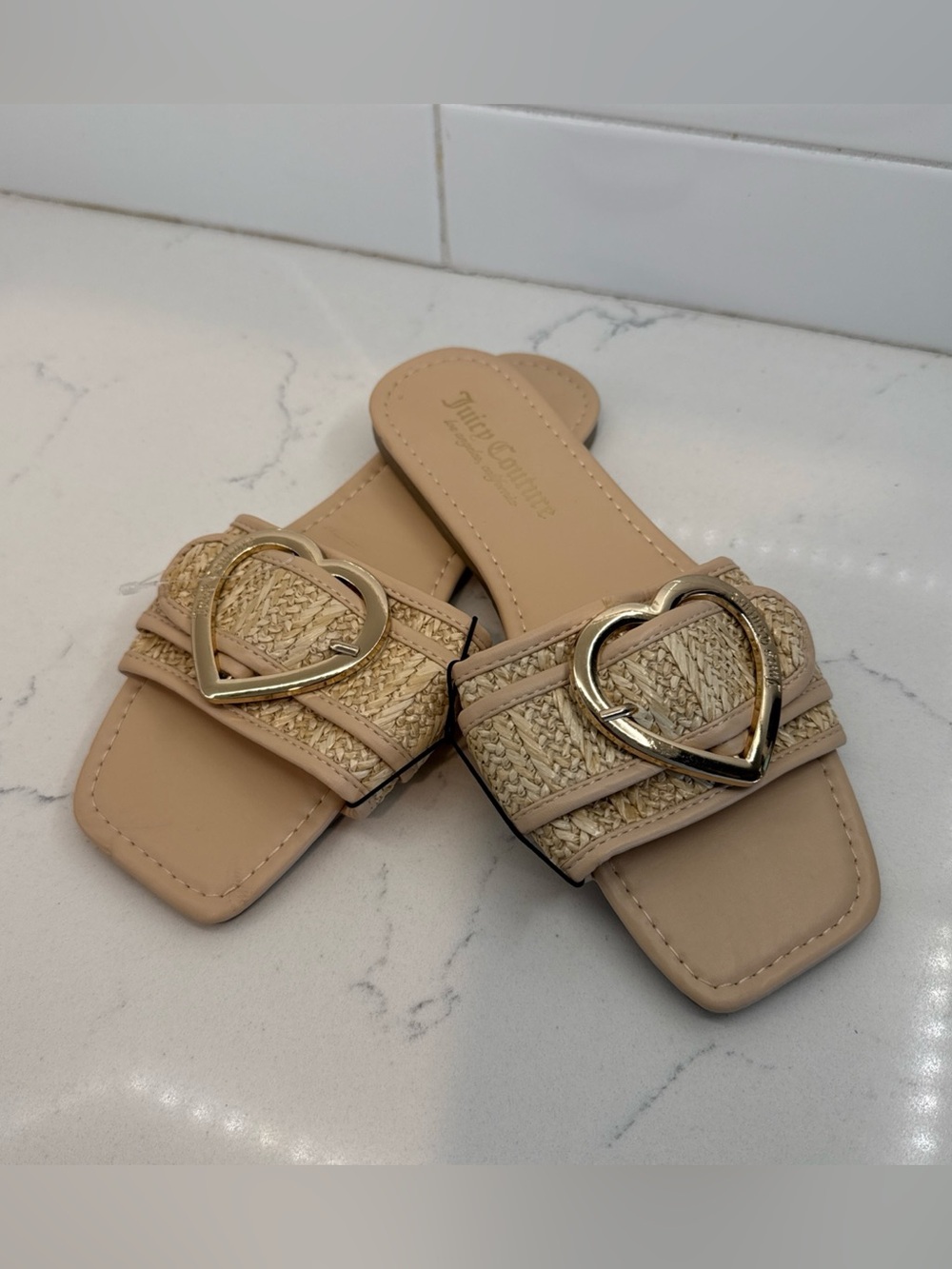 Juicy Couture Tan Zapphire Heart Buckle Slide Sandals Beach Summer slip on